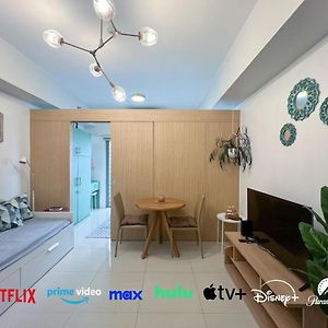 One-Bedroom Apartment Balcony City View